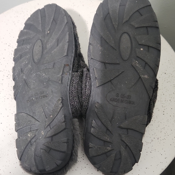 Van Heusen Charcoal Knit Slippers - Picture 2 of 2